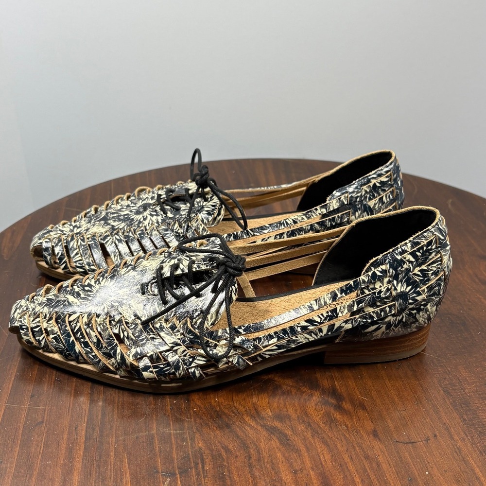Kelsi Dagger Huarache Flats Womens Size 8.5 Black White Floral‎ Pointed Toe